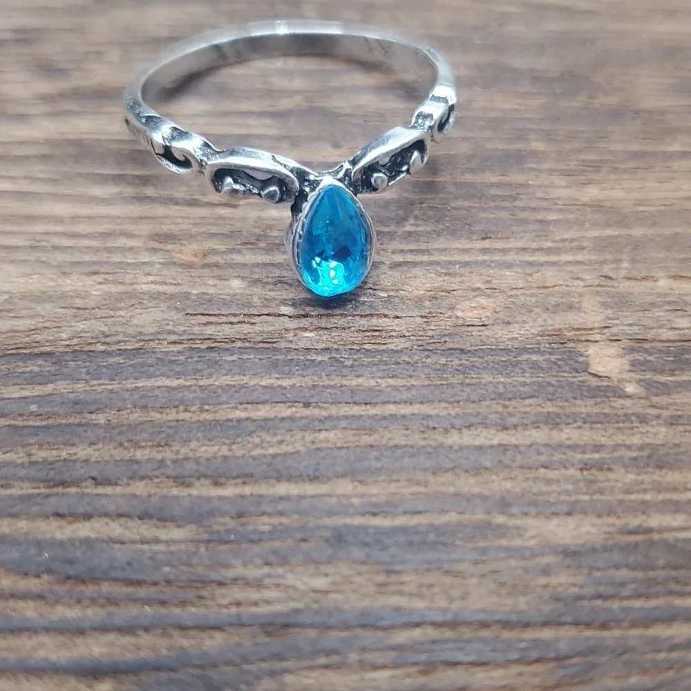 Gorgeous R413 size 6 aquamarine ring‎